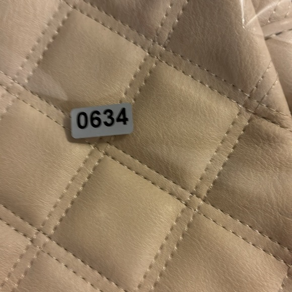 Ivory Quilted Tassel Bag or Clutch Never Used - Picture 5 of 5